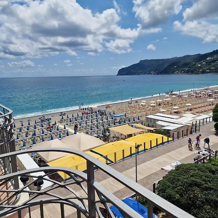 Hotel Miramare Spotorno Bagian luar foto
