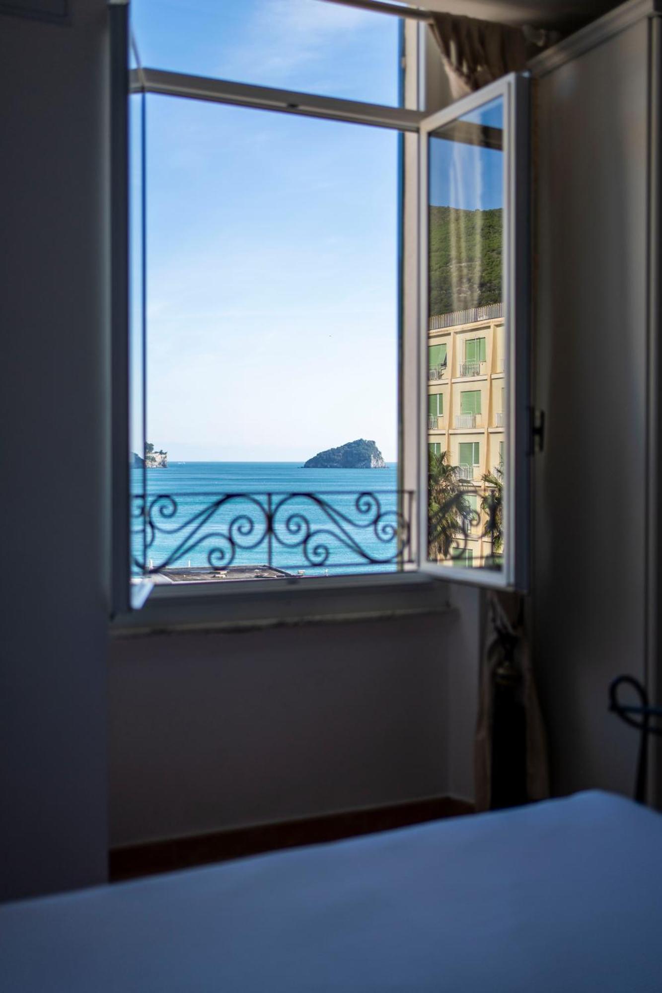 Hotel Miramare Spotorno Bagian luar foto
